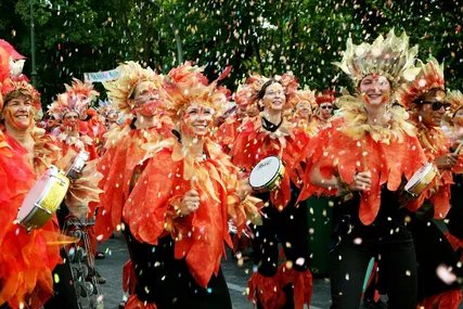 Menschen bei der Veranstaltung Karneval der Kulturen in Berlin