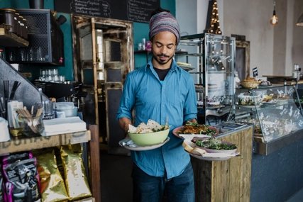 Das Essen wird serviert Kellner bringt Teller mit Essen in einem Restaurant in Berlin
