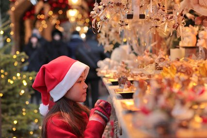 Una ragazza al mercatino di Natale 