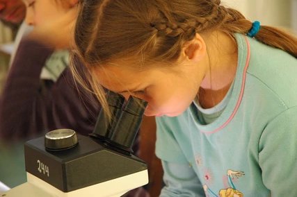Kinder beim Mikroskopieren im Botanischer Garten Botanischer Garten in Berlin - Ein Geheimtipp für Kinder