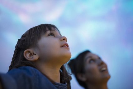 Planetarium Mutter und Tochter im Planetarium