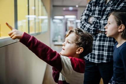 Familie im Museum