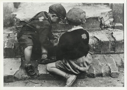 Mendel Grossmann: "Children on a street in the ghetto", exhibition image EMOP Berlin