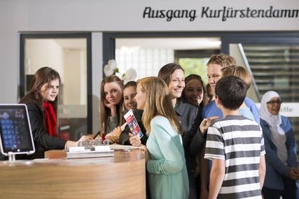 Klassenfahrt nach Berlin Schülergruppe an der Rezeption bei einer Klassenfahrt in Berlin