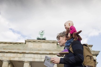 Kleinkind mit Vater am Brandenburger Tor 