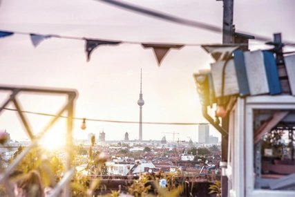 Abendstimmung am Klunkerkranich Aussicht vom Club Klunkerkranich auf den Berliner Fernsehturm