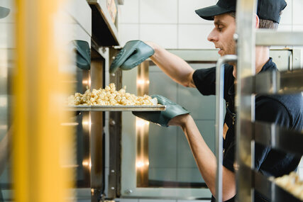 Herstellung von Popcorn in der Popkornditorei Knalle