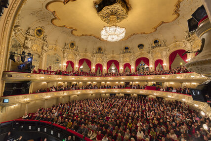 Gefüllter Saal der Berliner Veranstaltungsstätte Komische Oper