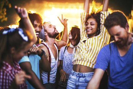 Tanzende Menschen bei einem Konzert