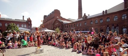KulturBrauerei, ehemalige Schultheiss-Brauerei Straßenkünstler auf dem Gelände der KulturBrauerei