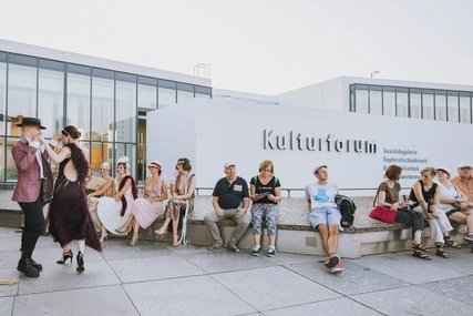 Tanzende Personen und Gäste vor dem Kulturforum