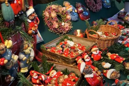 Avent de l'artisanat d'art sur la Karl-August-Platz : décorations de Noël faites à la main Avent de l'artisanat d'art sur la Karl-August-Platz : décorations de Noël faites à la main