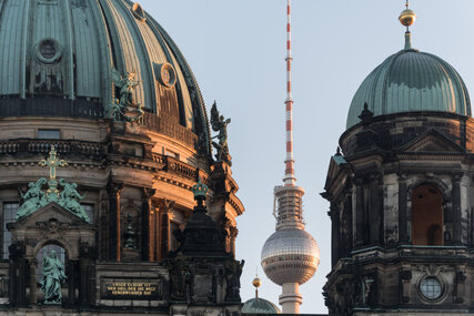 Kuppeldaecher des Berliner Doms mit Berliner Fernsehturm