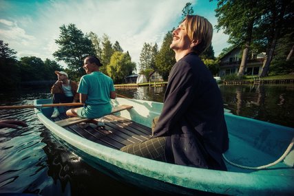 Junge Menschen fahren Paddelboot Kiezkampagne 2024