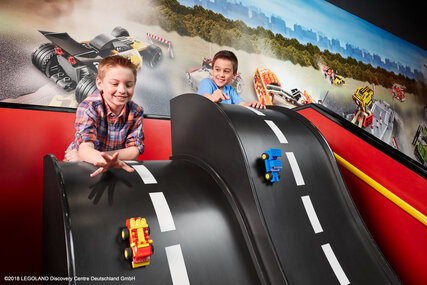 LEGOLAND Discovery Center à Berlin - 2 garçons jouent avec des voitures Matchbox