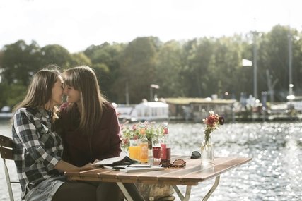 LGBTI* - Berlin für Frauen Frauenpärchen im Treptower Park