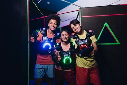 Gruppenbild dreier Freunde beim Lasertag