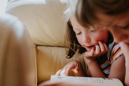 Kinder beim Lesen