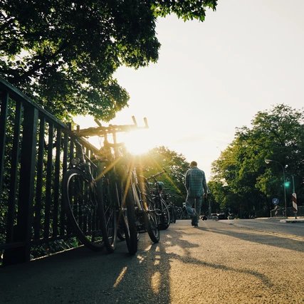 Fahrräder auf einer Brücke in Teltow Lichterfelde am Teltowkanal