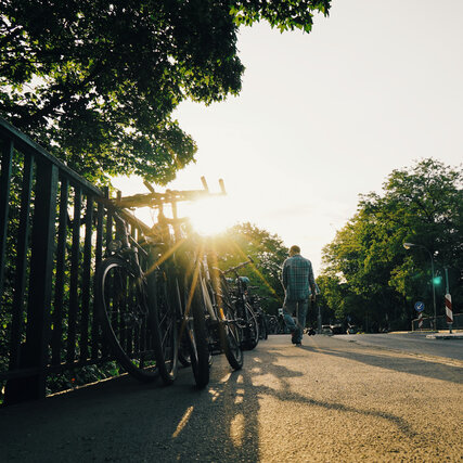 Fahrräder am Geländer einer Brücke des Teltowkanals