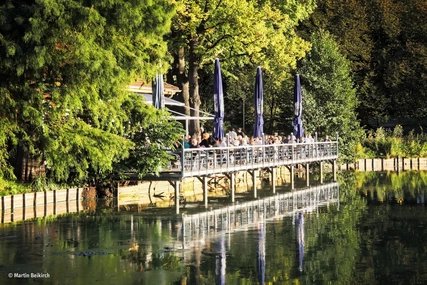 Lietzenseepark mit Blick auf das Wasser Restaurant Bootshaus Stella am Lietzensee