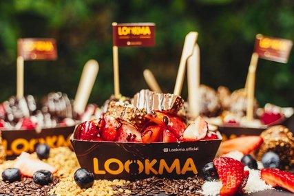Lokmas by Lookma Berlin Filled Lokmas from Lookma Berlin with chocolate sauce, strawberries and toppings