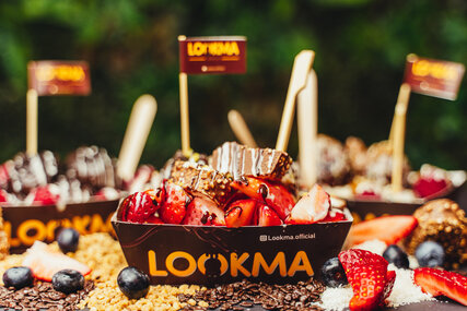 Filled Lokmas from Lookma Berlin with chocolate sauce, strawberries and toppings