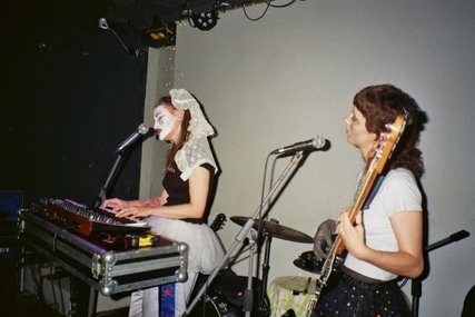 2 Personen spielen Musik auf der Bühne im Madame Claude
