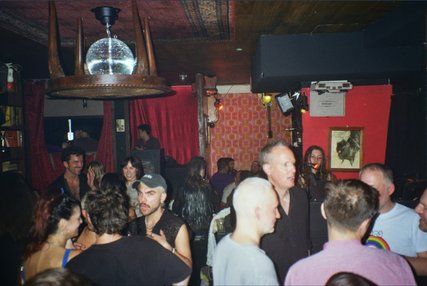 Menschen unterhalten sich im Madame Claude in Kreuzberg
