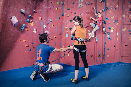 Magic Mountain climbing hall: Two girls at the climbing lesson