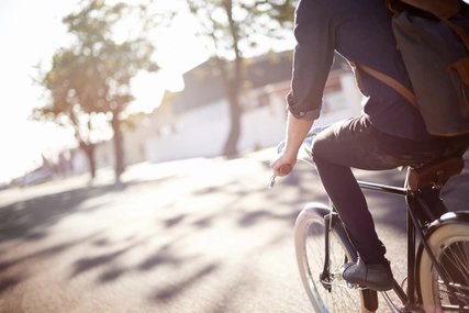 Junger Mann macht eine Fahrradtour Junger Mann macht eine Fahrradtour