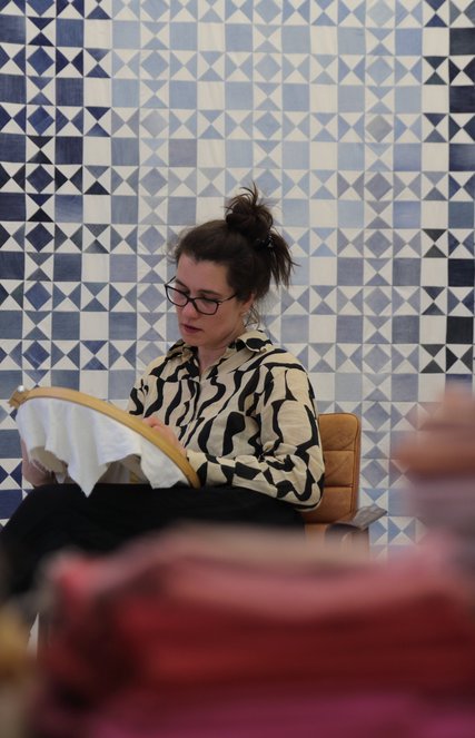 Marija Jaensch beim Nähen Marija Jaensch bei der Arbeit