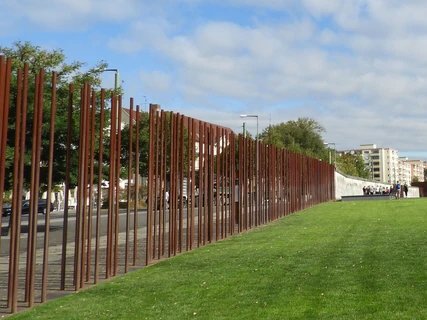 Advenure World Tours - Berliner Mauer Tour
