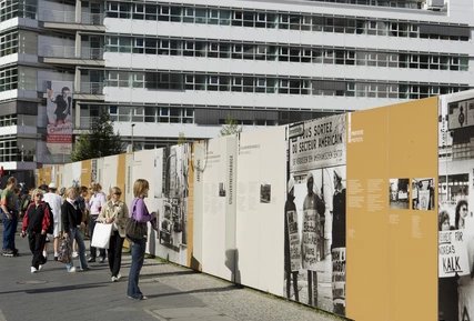 Open-Air-Ausstellung am Checkpoint Charlie Open-Air-Ausstellung am Checkpoint Charlie