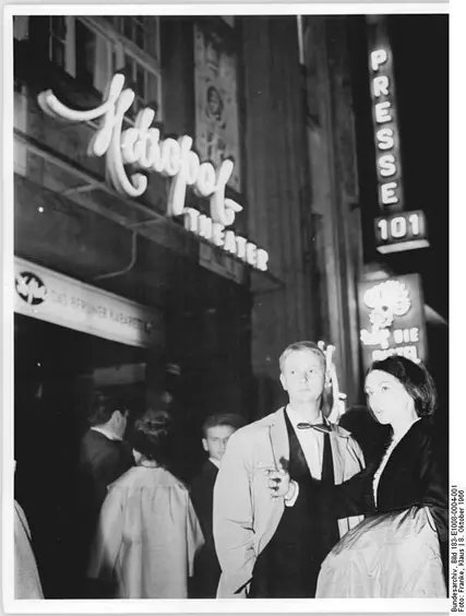 Passanten vor dem Metropol-Theater