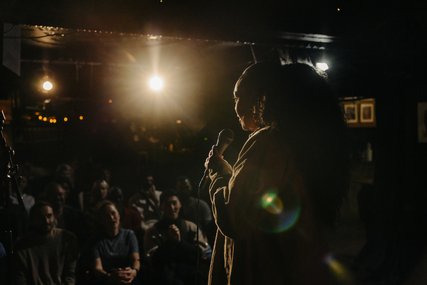 Junge Frau auf Bühne im Club