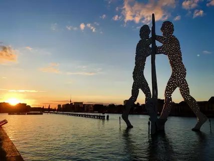 Molecule Men in der Abendstimmung an der Spree