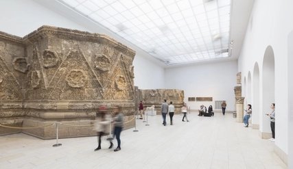 Fachada de Mschatta en el Museo de Pérgamo de Berlín Fachada de Mschatta en el Museo de Pérgamo de Berlín