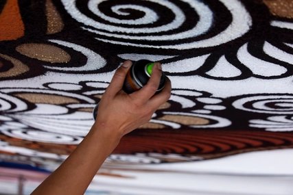 Street Art beim Berlin Mural Fest 2021: Ein Werk entsteht Street Art beim Berlin Mural Fest 2021: Ein Werk entsteht
