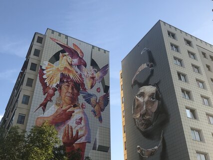 Murals von "Adry del Rocio" und "Akut" in Marzahn-Hellersdorf