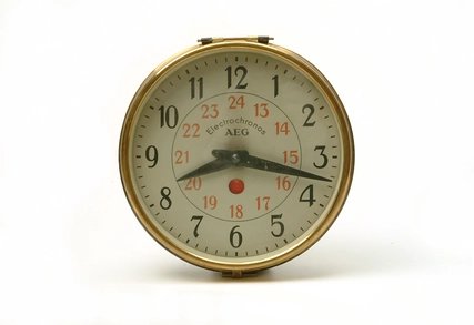 Wanduhr AEG im Museum der Dinge Berlin