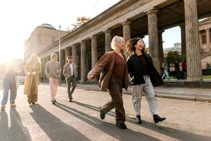 Junge Menschen auf einem Spaziergang auf der Museumsinsel Berlin