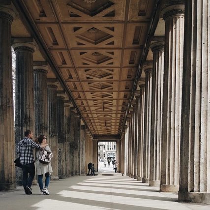 Spaziergänger auf der Museumsinsel Museuminsel in Berlin