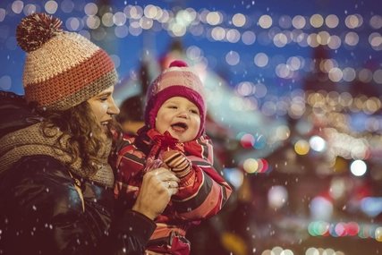 Mutter und Baby auf dem Weihnachtsmarkt Mutter und Baby auf dem Weihnachtsmarkt