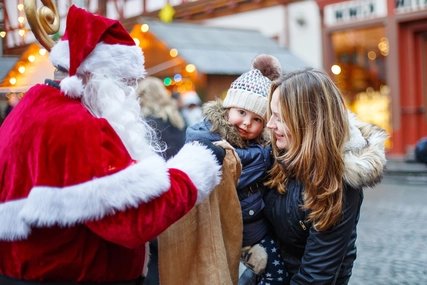Mutter und Kind beim Weihnachtsmann