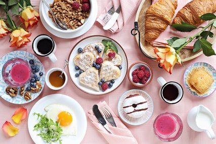 Frühstück oder Brunch im Café Süßes Frühstück mit Waffeln und Croissant