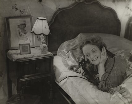 Marlene Dietrich telefoniert mit ihrer Tochter