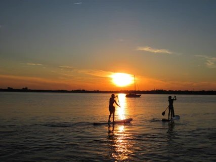 Nalani Sup-Surfing auf der Spree