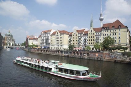 Die Spree fließt durchs Nikolaiviertel Schifffahrt am Nikolaiviertel Berlin
