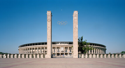 Der olympische Platz vorm Olympiastadion Berlin.